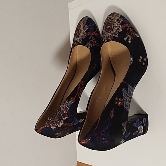Bloom & Co Floral Pattern Heel - Picture 3 of 11
